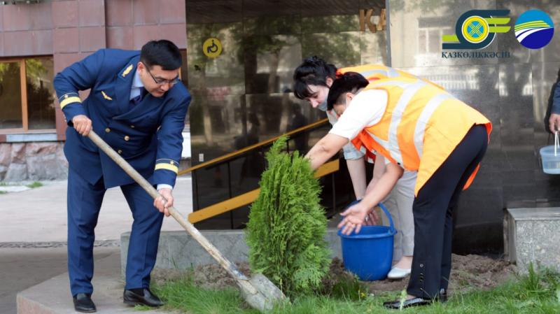 В Алматы железнодорожники приняли участие в экологической  акции «Посади дерево»