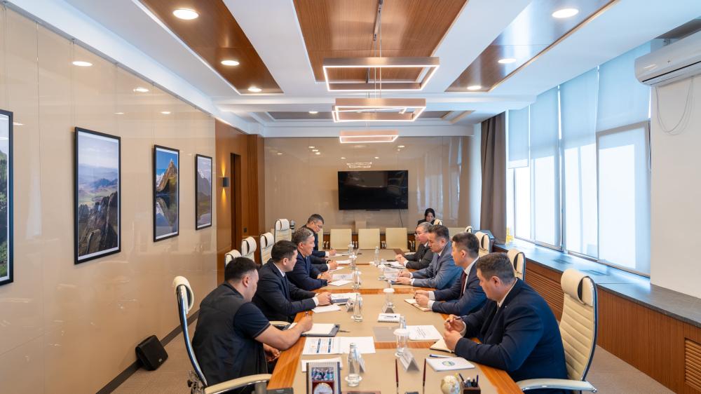 Аким Восточно-Казахстанской области Нурымбет Сактаганов провёл рабочую встречу с Председателем Правления АО «Dosjan temir joly» Нурланом Сақ.